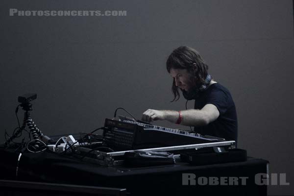 APHEX TWIN - 2011-10-28 - PARIS - Espace Charlie Parker - Grande Halle - 